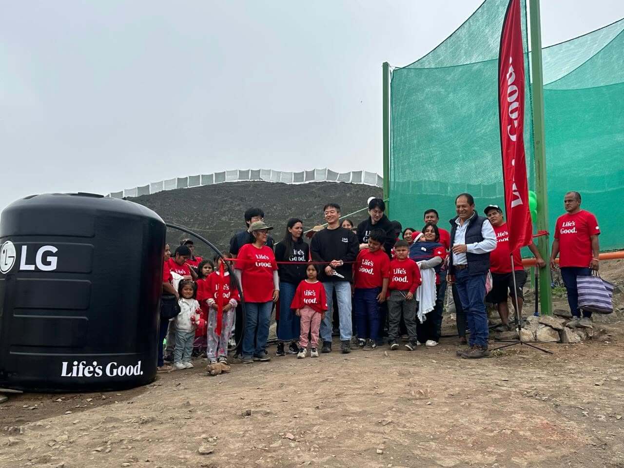 Inauguramos con éxito 250 atrapanieblas en el Muro de la Amistad y la Esperanza junto a más de 20 asentamientos humanos. Gracias a Markham, Roosevelt, LG, Grupo El Comercio y aliados estratégicos, llevamos agua a la comunidad y pusimos la primera piedra de la vía VMT-SJM. ¡Más agua y conexión para todos!
